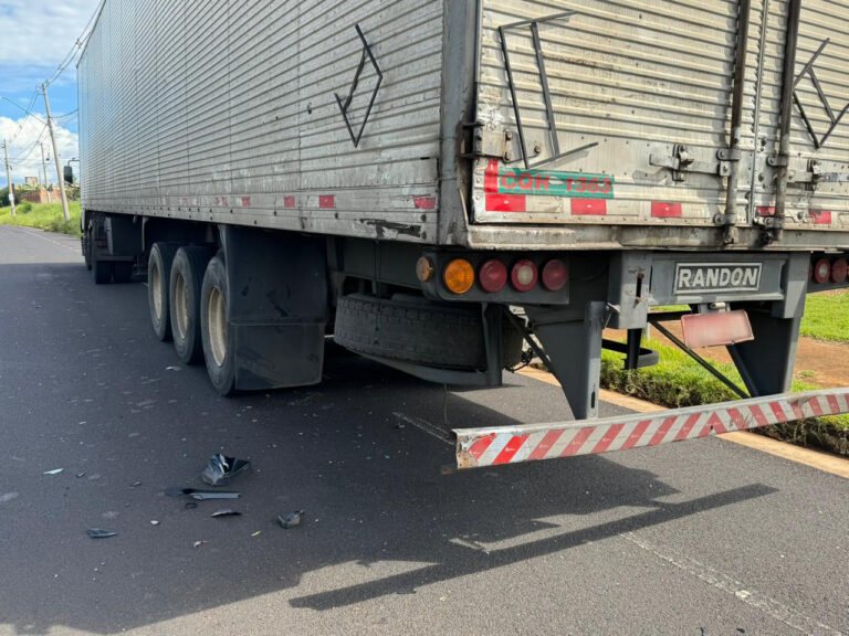 Motociclista morre ao bater em caminhão parado durante chuva forte