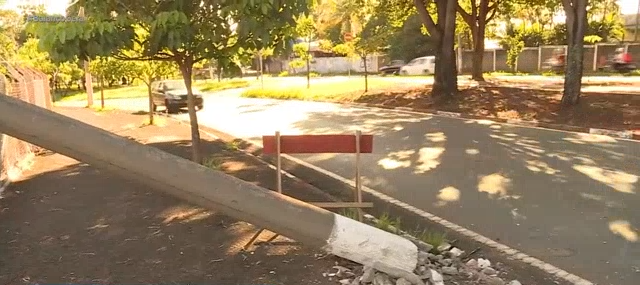 Motorista perde o controle da direção, bate e deruba poste em Campinas Motorista perde o controle da direção, bate e deruba poste em Campinas