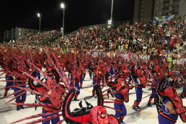 Vendas de ingressos dos desfiles das escolas de samba santistas iniciam na quinta (29)