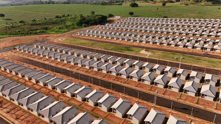 Vice-governador de SP participa da entrega de 733 casas em Araçatuba