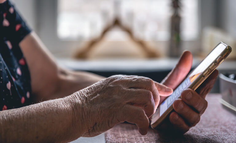 Curso em João Pessoa ensina idosos a usar celular e outras tecnologias