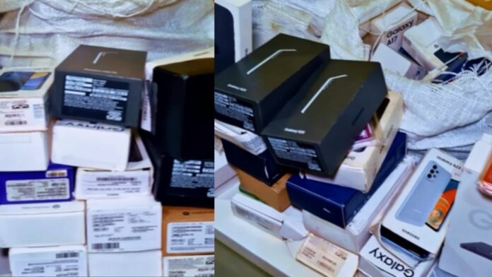 celulares apreendidos A apreensão ocorreu em uma casa na praia do Sol, na zona sul da capital. Dois homens foram presos no local