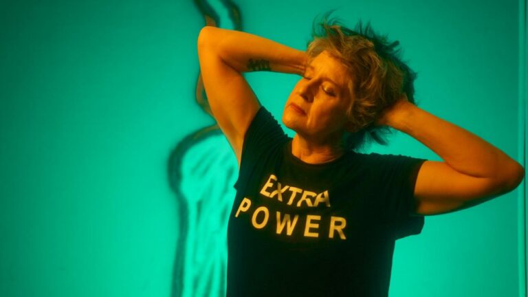 Cris Braun revisita canção de Jards Macalé no EP “Terno”