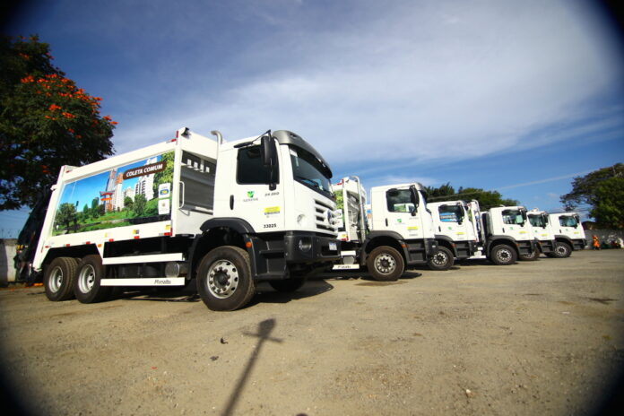 Idosa que foi atropelada por caminhão de lixo precisou amputar a perna, afirma família