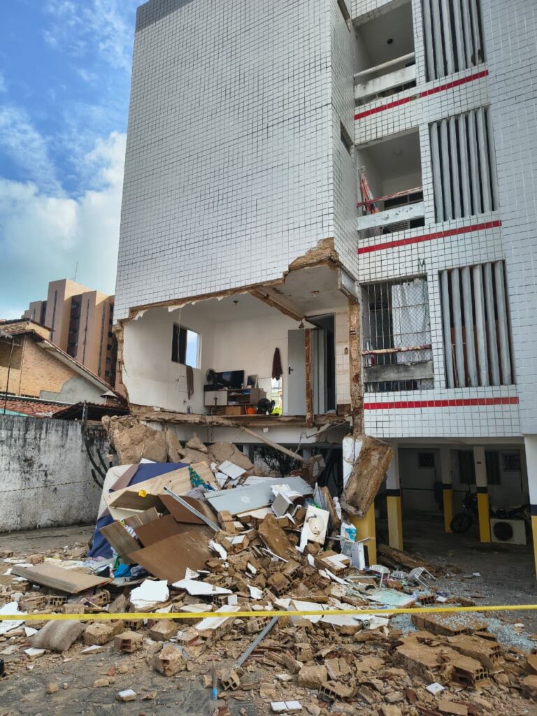 Prédio é interditado após desabamento de apartamento no Bessa
