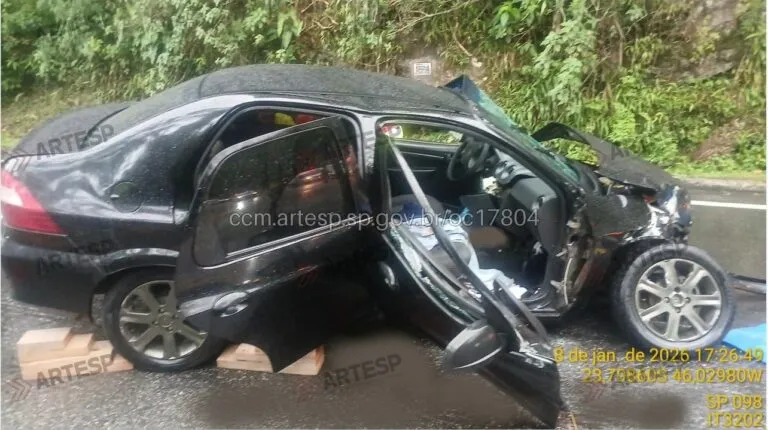 Rodovia Mogi-Bertioga é liberada após acidente entre dois carros que causou interdição total da pista