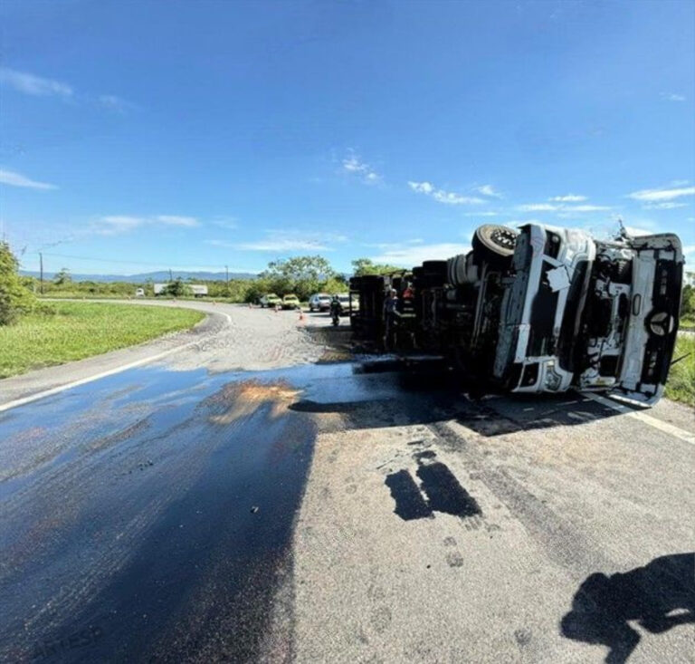 Carreta tomba e provoca congestionamento em rodovia de Santos