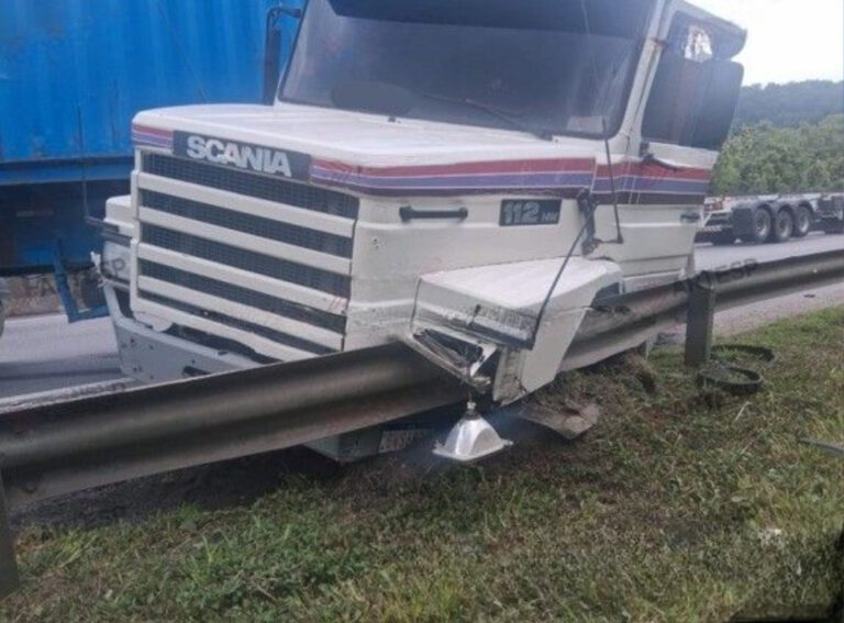 Caminhão perde o controle e fica em “L” em rodovia no litoral