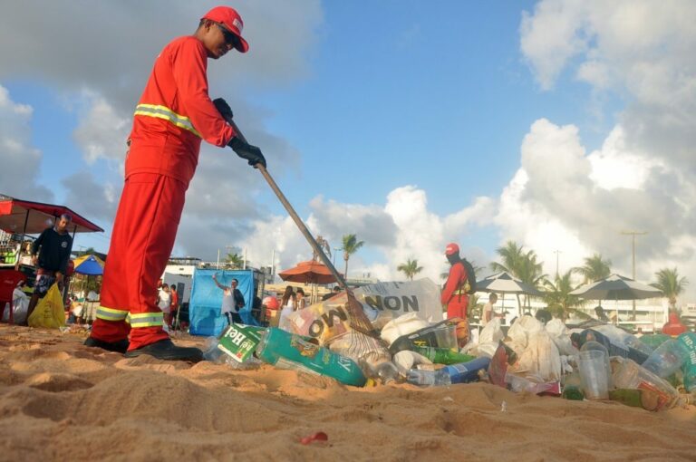 Emlur recolhe cerca de 100 toneladas de lixo após Réveillon em João Pessoa
