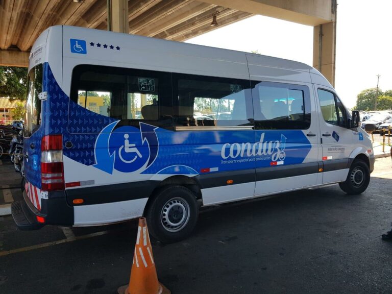 Usuários e mães de cadeirantes rejeitam mudanças previstas no sistema de transporte especial