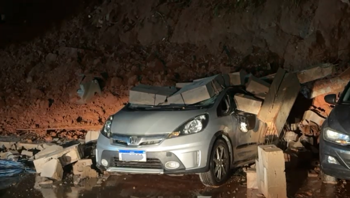 Chuva forte em Campinas derruba muro de estacionamento e atinge carros Chuva forte em Campinas derruba muro de estacionamento e atinge carros
