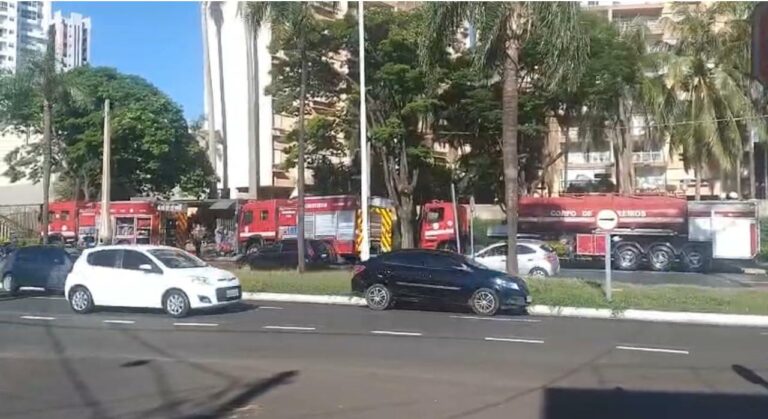 Apartamento pega fogo e seis moradores são resgatados