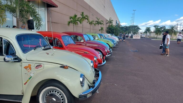 Encontro de Fuscas reúne gerações no Shopping Praça Nova