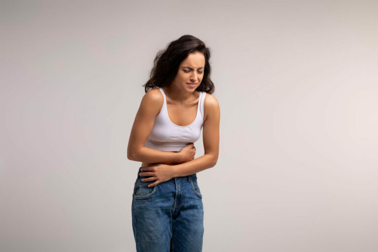 Gastrite não vira úlcera: entenda as diferenças, riscos e o tratamento