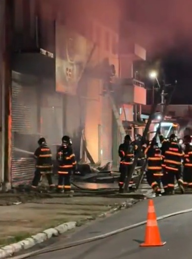 Incêndio atinge loja de autopeças na Praia Grande; VÍDEO