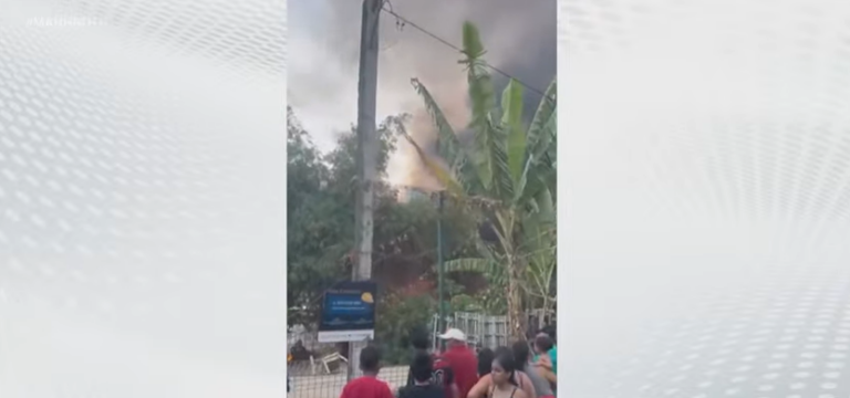 Fogo consome canteiro de obras no bairro São José, em João Pessoa