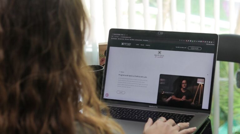 Velórios online permitem participação de parentes e amigos em tempo real