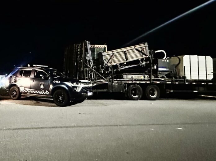 GCM de Taubaté recupera caminhões e máquina de R$ 2,5 milhões furtados em São José GCM de Taubaté recupera caminhões e máquina de R$ 2,5 milhões furtados em São José