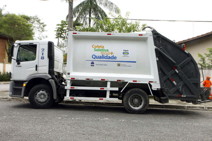 Idosa de 71 anos é atropelada por caminhão da coleta de lixo em São José