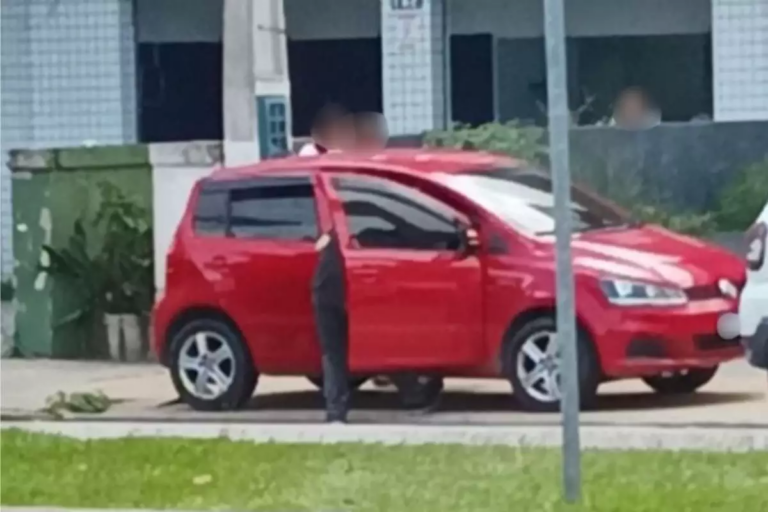 Idoso morre após mal súbito dentro de carro em Santos