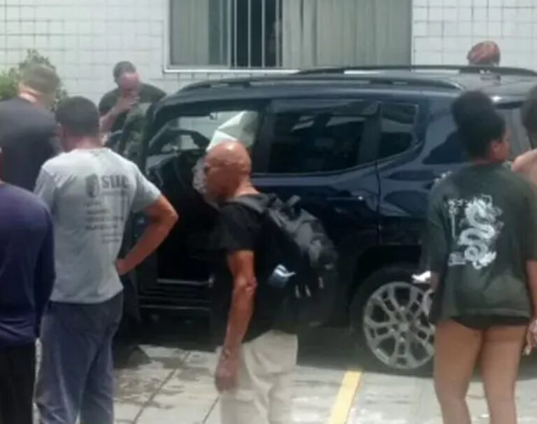 Motorista perde o controle e bate em muro de estabelecimento comercial