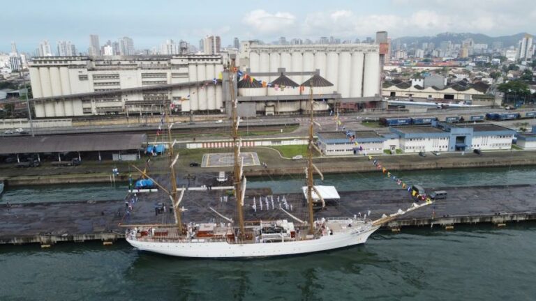 Veleiro Cisne Branco abre visitação ao público em Santos