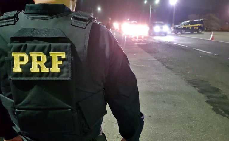 PRF apreende carro roubado e prende motorista alcoolizado em rodovias da Paraíba