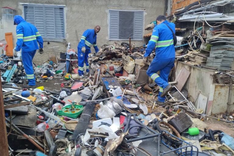 Mais de 10 toneladas de materiais sem uso são retiradas de imóvel em São José dos Campos
