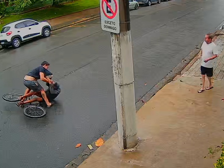 Adolescente rouba correntinha de idoso, mas é agredido e contido por populares em Santos; VÍDEO