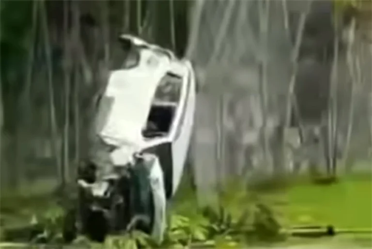 Carro cai de viaduto e outro veículo capota em rodovia após colisão; VÍDEO