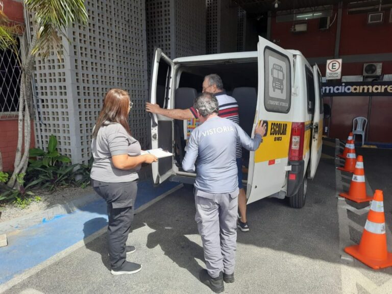 O condutor deve comparecer com o veículo e apresentar CNH, CRLV 2025, alvará municipal atualizado e certificado do Inmetro