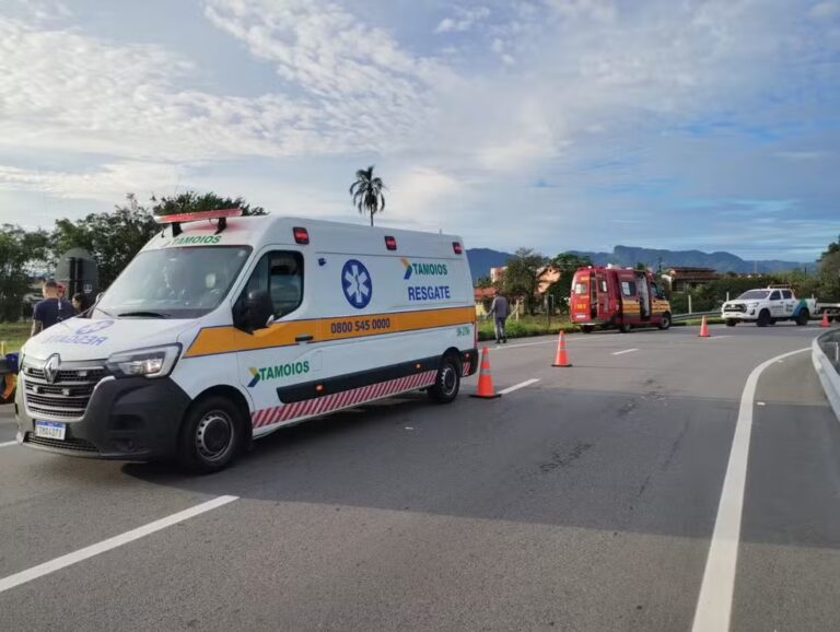 Motociclista tem perna amputada após colidir contra guard rail em Caraguatatuba