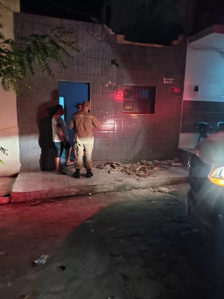 Trio elétrico atinge fiação e provoca desabamento de fachada sobre mãe e bebê na PB