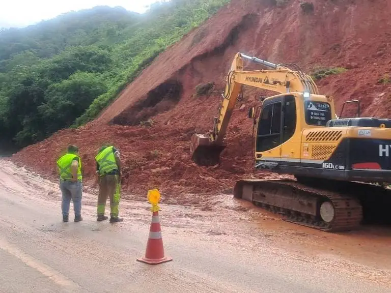 Chuvas fortes atingem litoral norte de SP e provocam deslizamento de terra na Rio-Santos