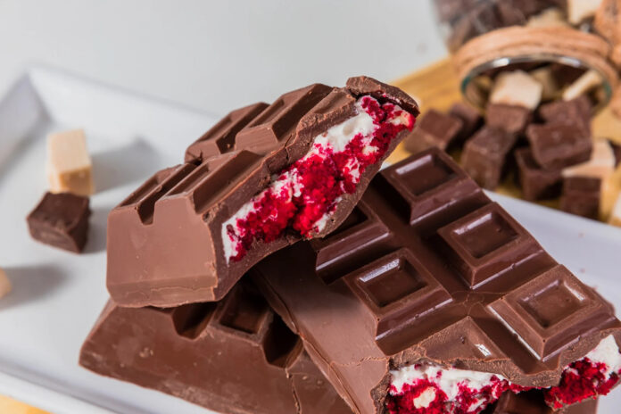 Homem é preso após furtar 11 barras de chocolate em supermercado de São José