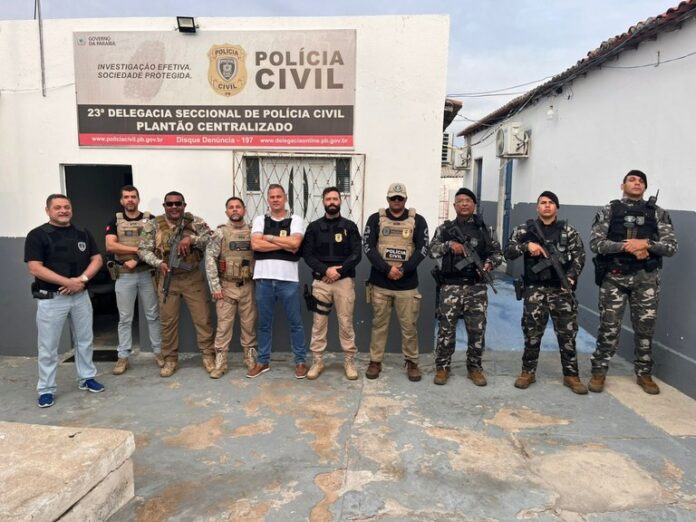 O investigado tentou fugir no momento da abordagem. Os policiais fizeram buscas na área e efetuaram a prisão. Ele apresentou lesões leves