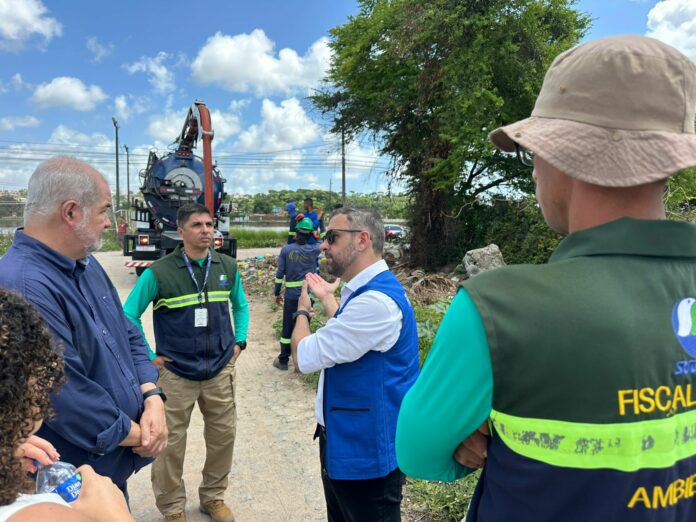 A fiscalização identificou lançamento irregular de efluentes na rede de drenagem pluvial que deságua no Parque das Três Lagoas