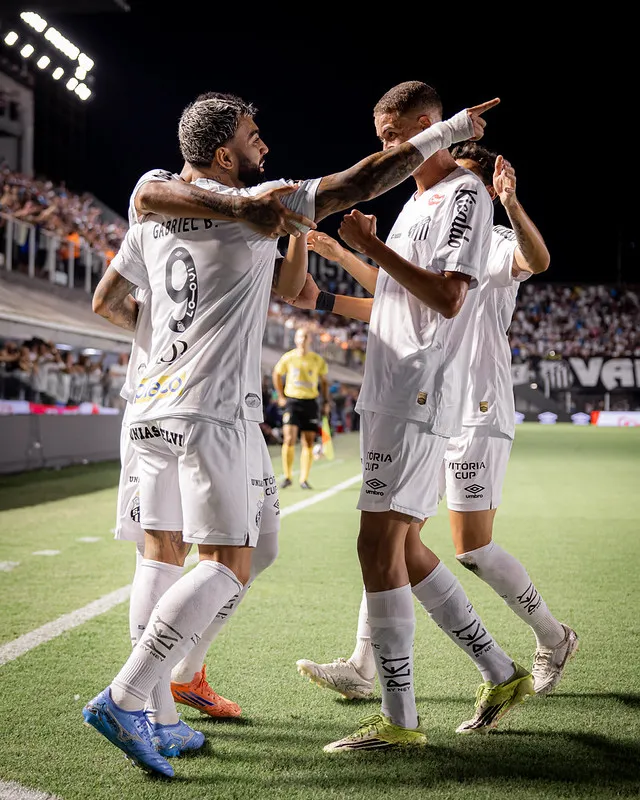 Neymar volta, Santos goleia Velo Clube e se classifica no Paulistão