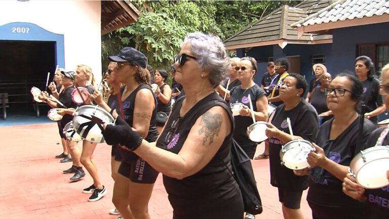 Bateria de carnaval da melhor idade agita idosos de Mongaguá