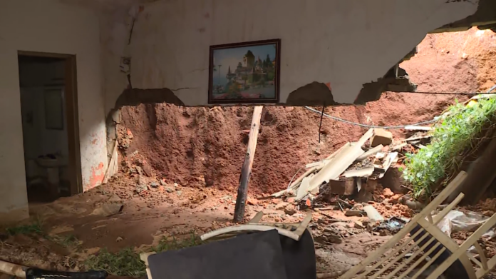 Deslizamento de terra atinge casa e deixa uma pessoa ferida