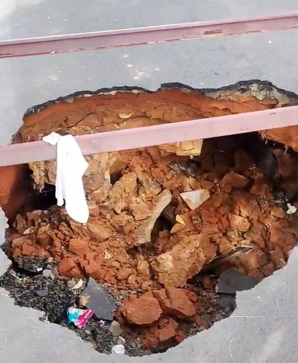  Buraco vira cratera após chuva forte e interdita rua de Campinas