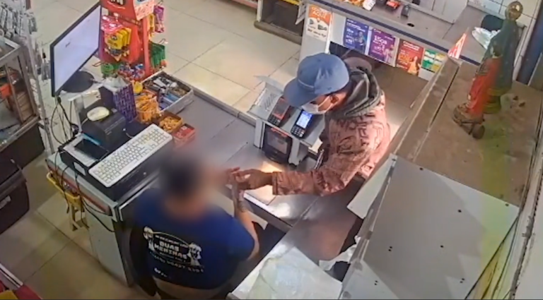 VÍDEO: Bandido rende funcionária e leva dinheiro e aliança em mercado de Campinas