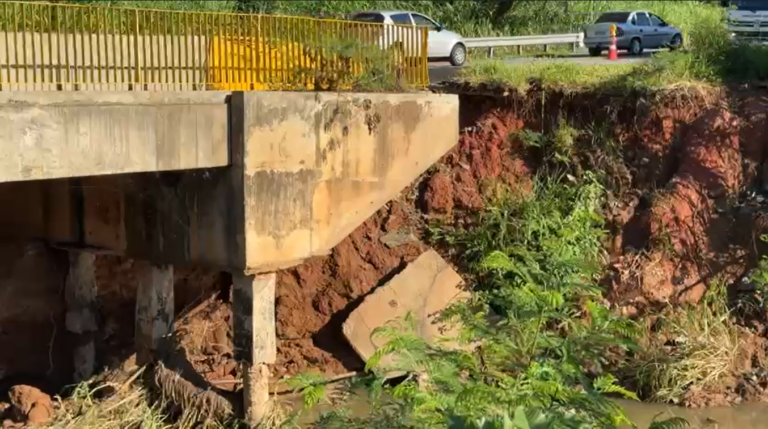 Ponte da Lix da Cunha fica danificada por chuva e interdita pista