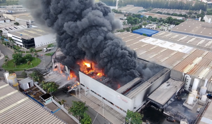 Incêndio atinge indústria, deixa 10 feridos e uma pessoa morta: fogo se espalha para outras empresas