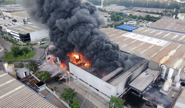 Incêndio atinge indústria, deixa 10 feridos e uma pessoa morta: fogo se espalha para outras empresas