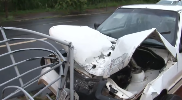 Carro avança sobre ciclovia da Av. Paschoal Innecchi após suposta derrapagem