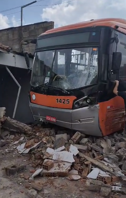 Ônibus do BRT derruba muro de casa em Campinas após erro de manobra