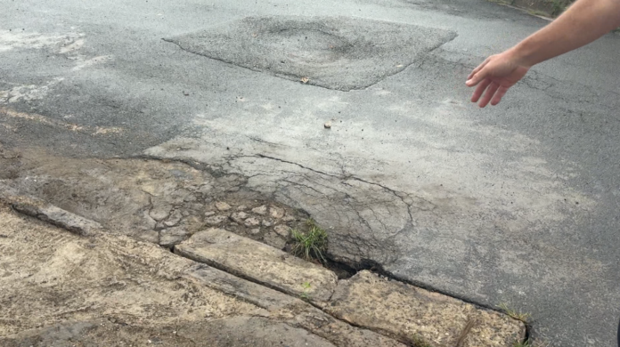 Morador do Florence 2 vive com medo de buraco que cresce na calçada e pode afetar a casa
