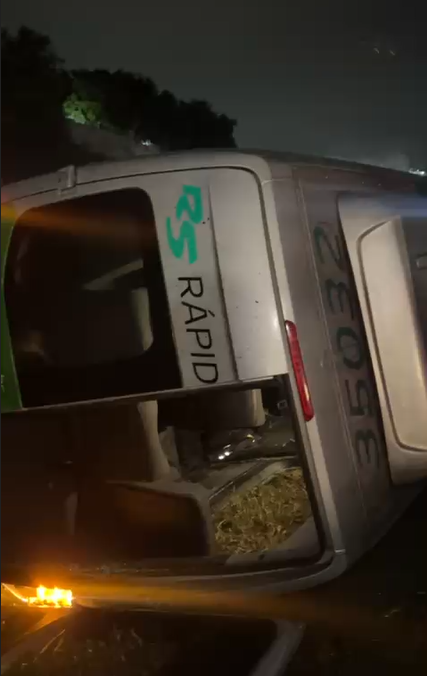 Van capota na Rodovia Dom Pedro após acidente e passageira fica com braço preso