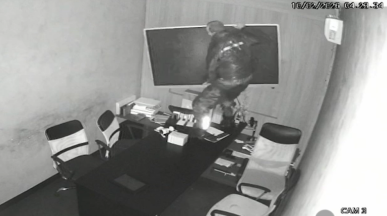 VÍDEO: Bandido invade empresa no Cambuí e leva TV gigante